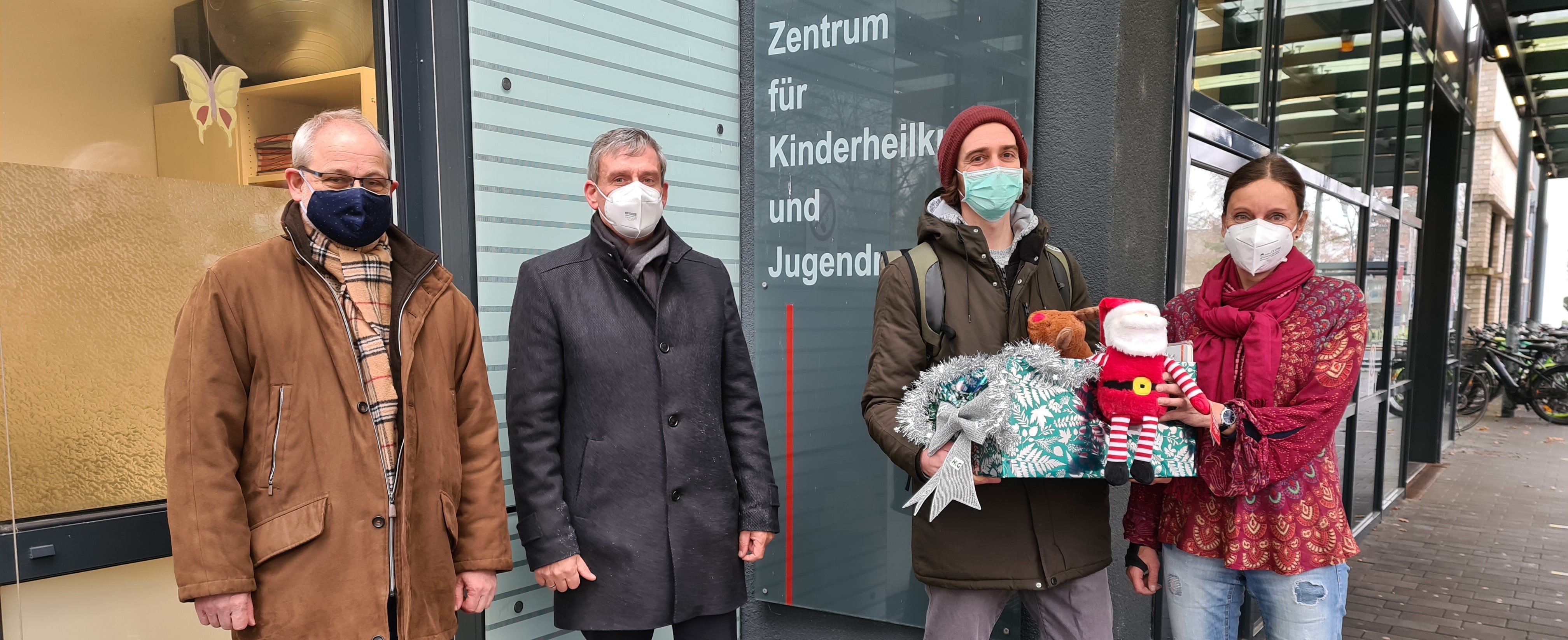 Von Links: Andreas Hoelzle (Vorstand des Elternvereins) Dr. Gerald Kunzelmann (Geschäftsführer HLG), Philipp Joester (Erzieher auf der Station Peiper) und Corinna Altinkilic (Erzieherin auf der Station Peiper) 