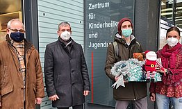 Von Links: Andreas Hoelzle (Vorstand des Elternvereins) Dr. Gerald Kunzelmann (Geschäftsführer HLG), Philipp Joester (Erzieher auf der Station Peiper) und Corinna Altinkilic (Erzieherin auf der Station Peiper) 